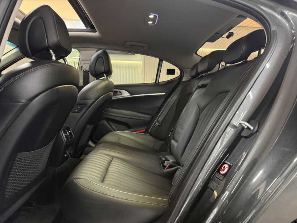 Genesis G70 - Vista 8