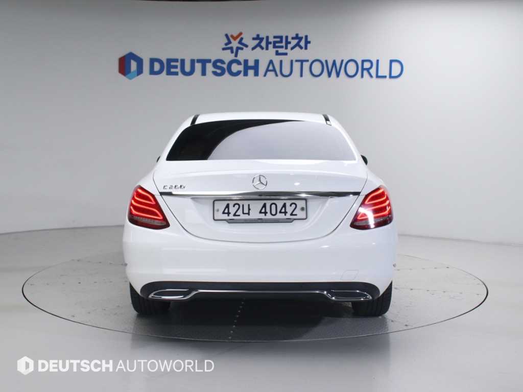 Mercedes Benz C Class - Vista 4