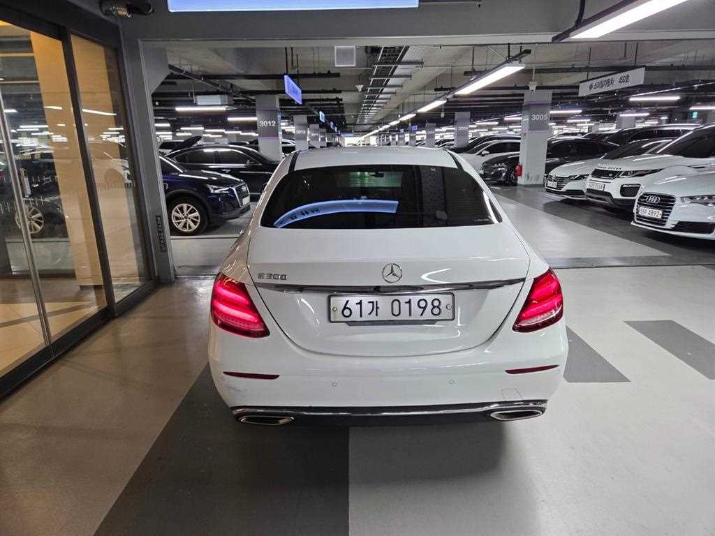 Mercedes Benz E class - Vista 3
