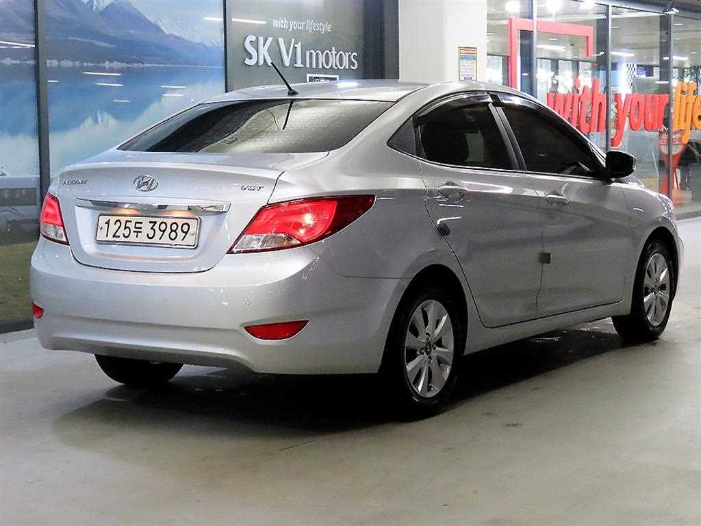 HYUNDAI Accent - Vista 4