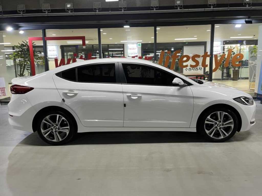 HYUNDAI Avante - Vista 3