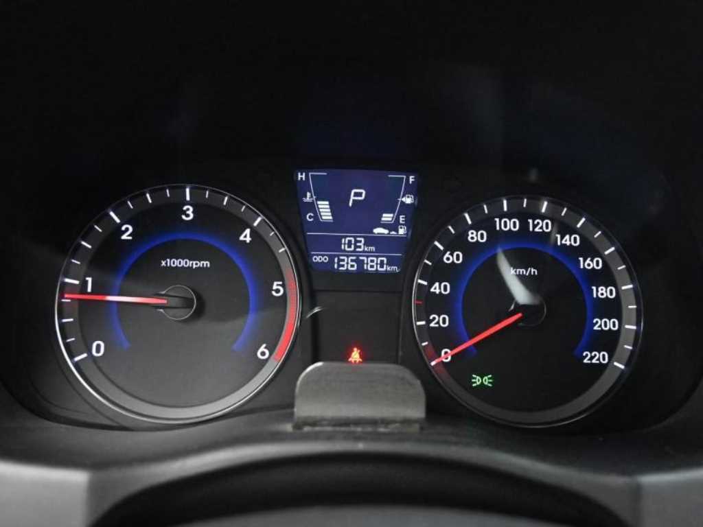HYUNDAI Accent - Vista 8