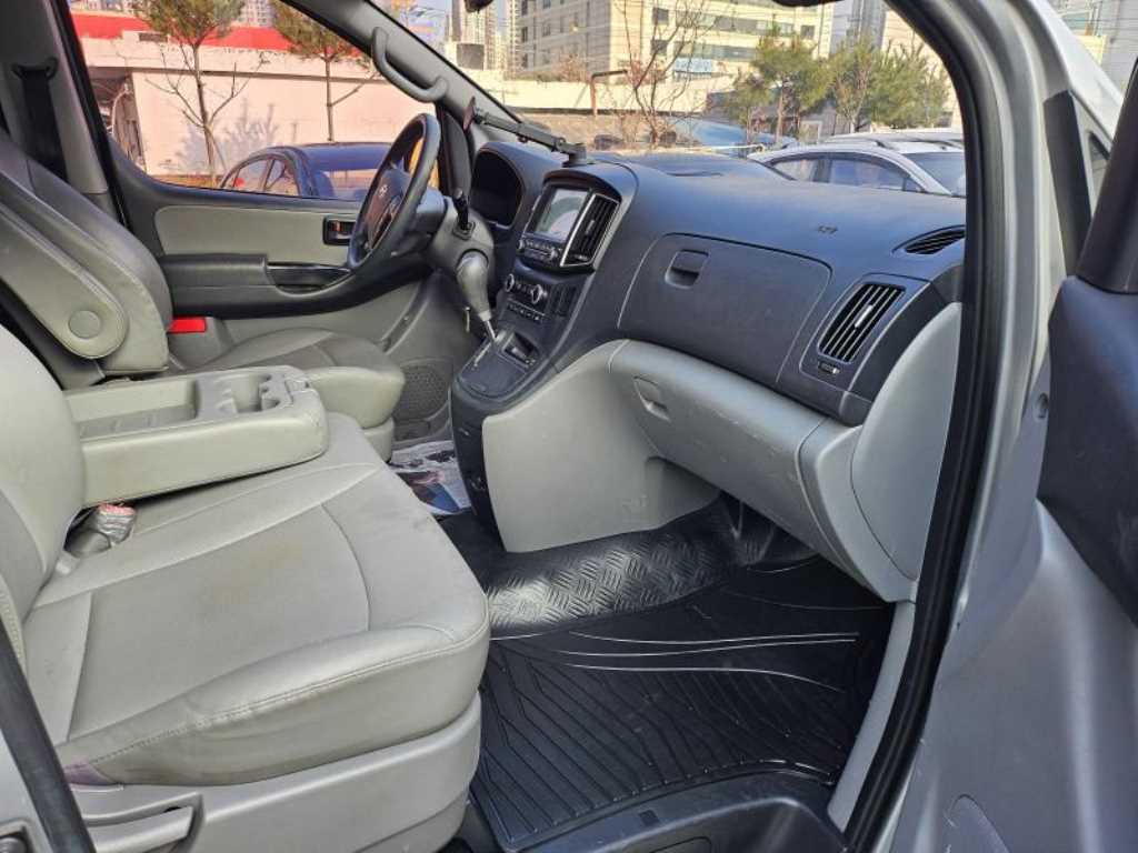 HYUNDAI Starex - Vista 5