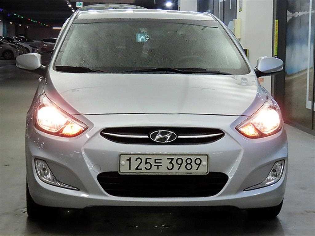 HYUNDAI Accent - Vista 2