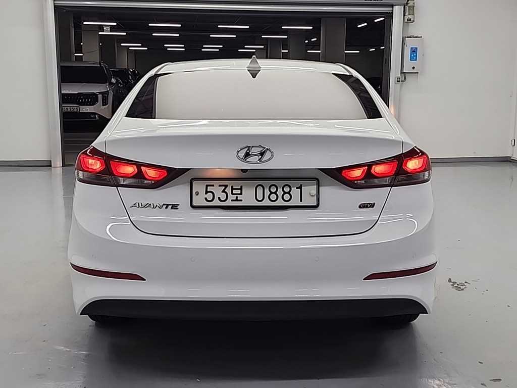 HYUNDAI Avante - Vista 3