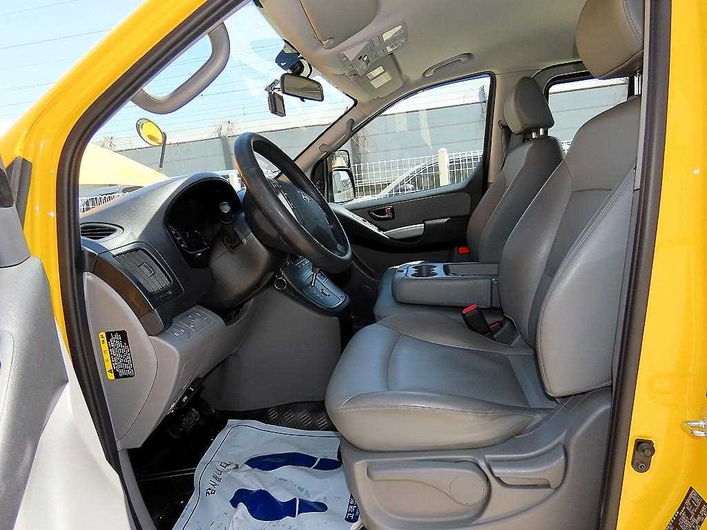 HYUNDAI Starex - Vista 5