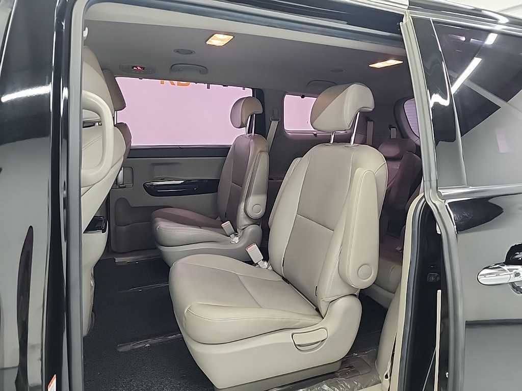 KIA Carnival - Vista 12
