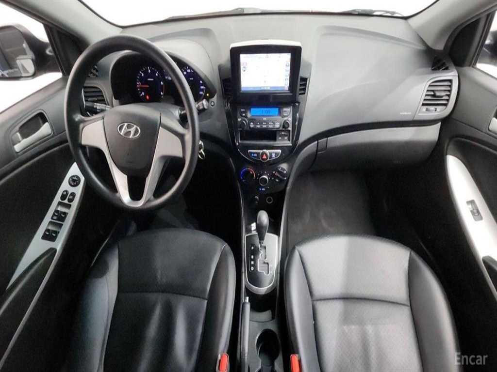 HYUNDAI Accent - Vista 7