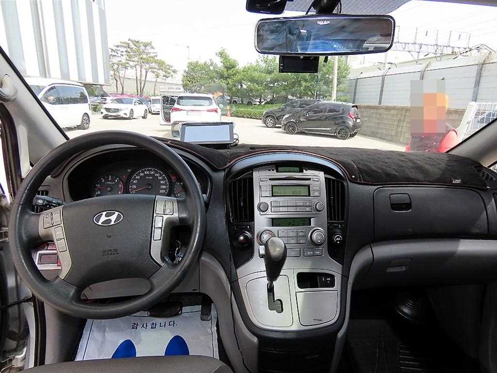 HYUNDAI Starex - Vista 8