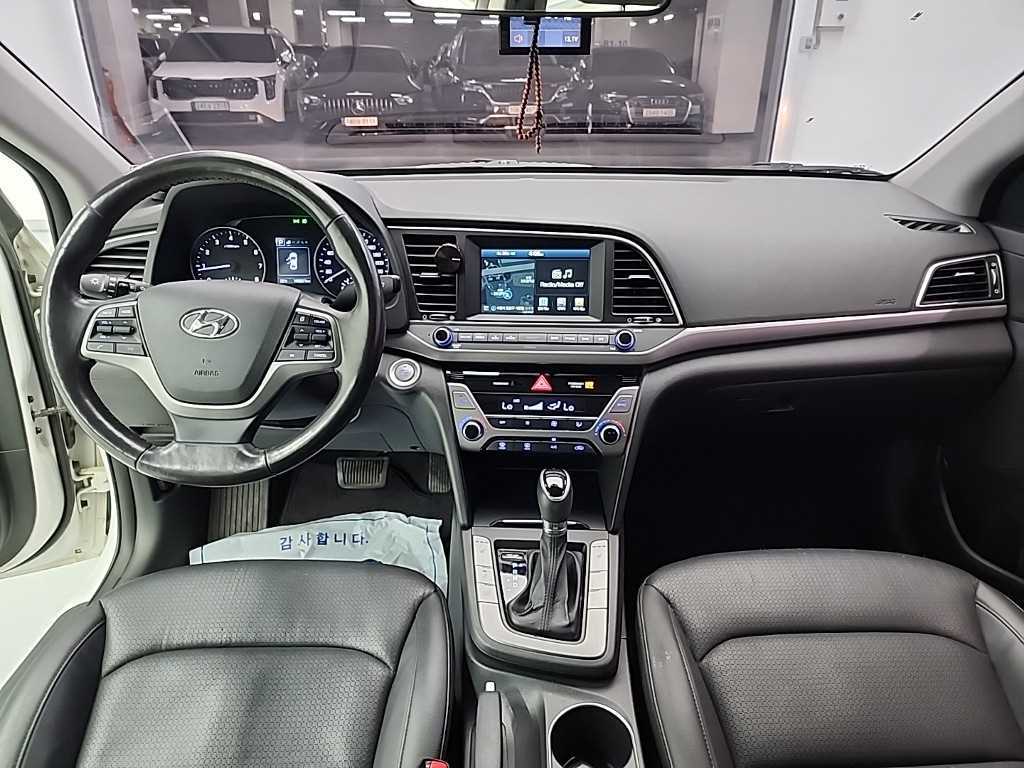 HYUNDAI Avante - Vista 7
