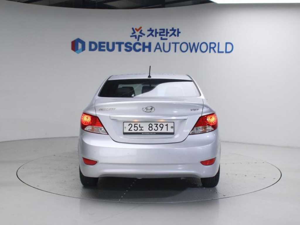 HYUNDAI Accent - Vista 4