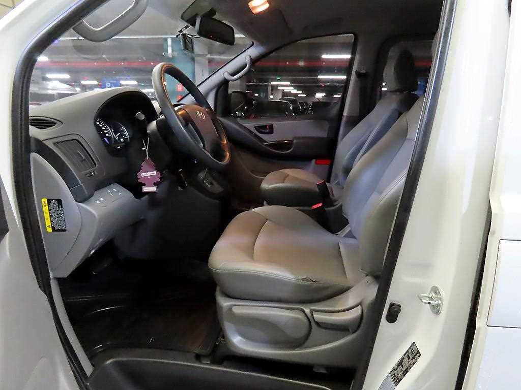 HYUNDAI Starex - Vista 6