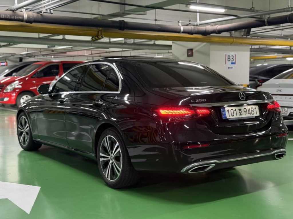 Mercedes Benz E class - Vista 5
