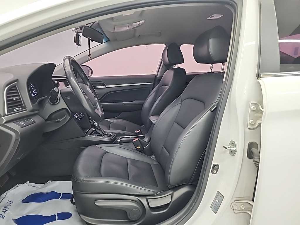 HYUNDAI Avante - Vista 11