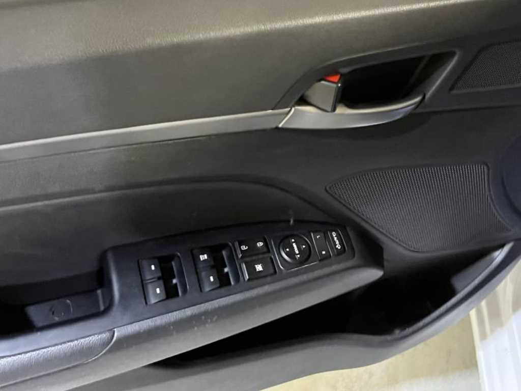 HYUNDAI Avante - Vista 12