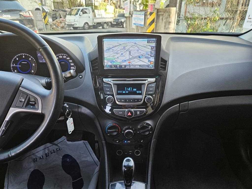 HYUNDAI Accent - Vista 9