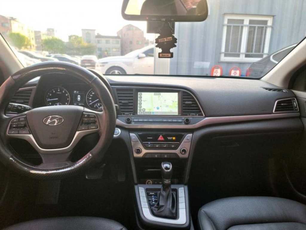HYUNDAI Avante - Vista 7
