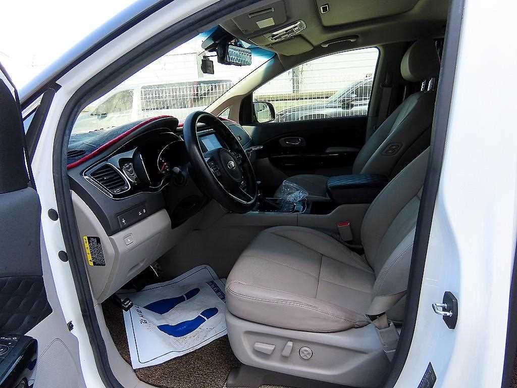 KIA Carnival - Vista 5