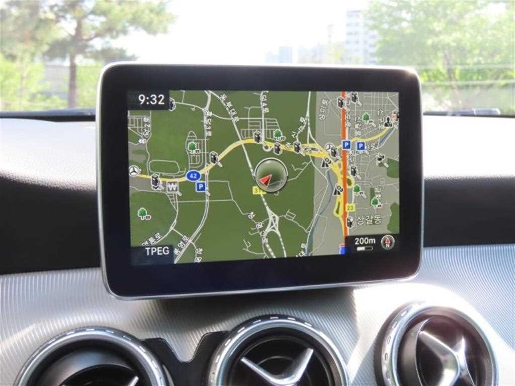 Mercedes Benz GLA Class - Vista 8