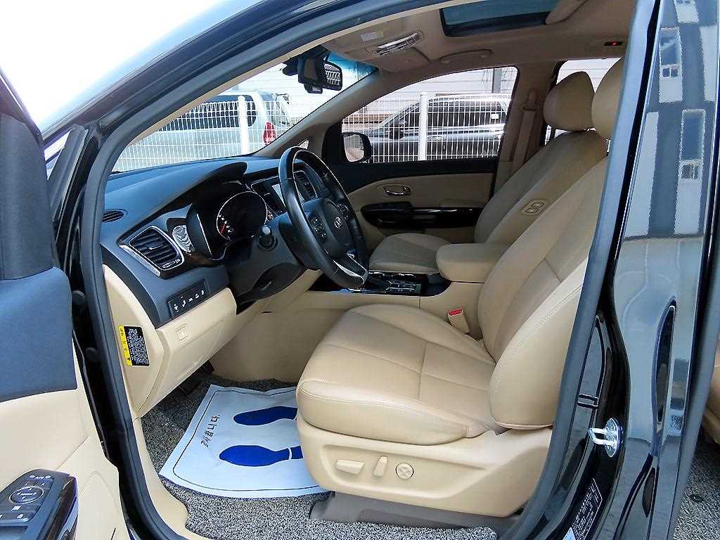 KIA Carnival - Vista 5
