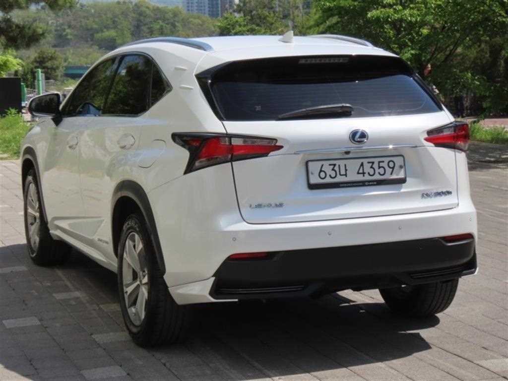 Lexus NX - Vista 4