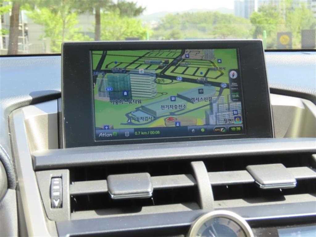 Lexus NX - Vista 8
