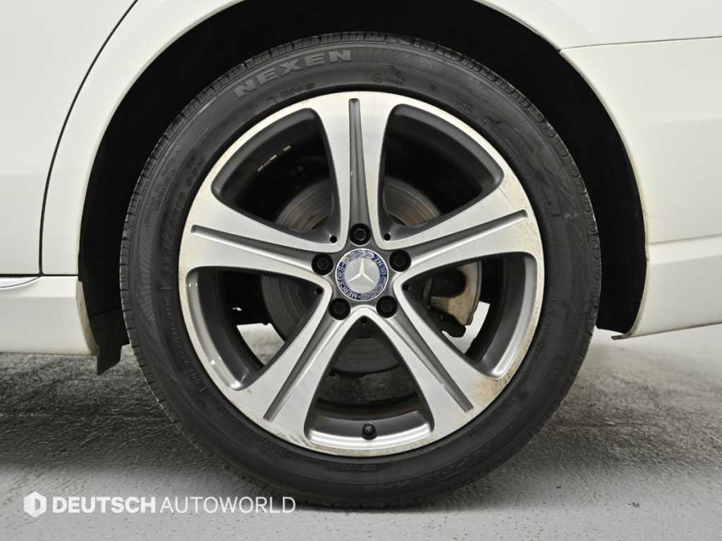 Mercedes Benz E class - Vista 5