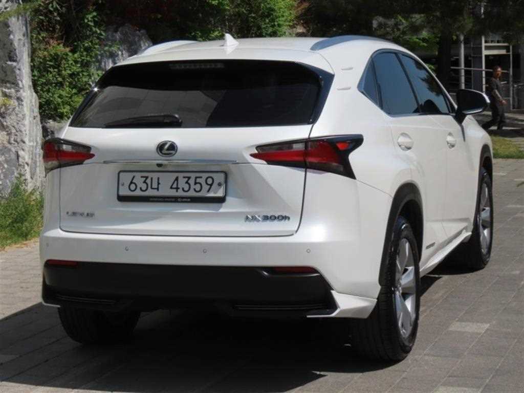 Lexus NX - Vista 3