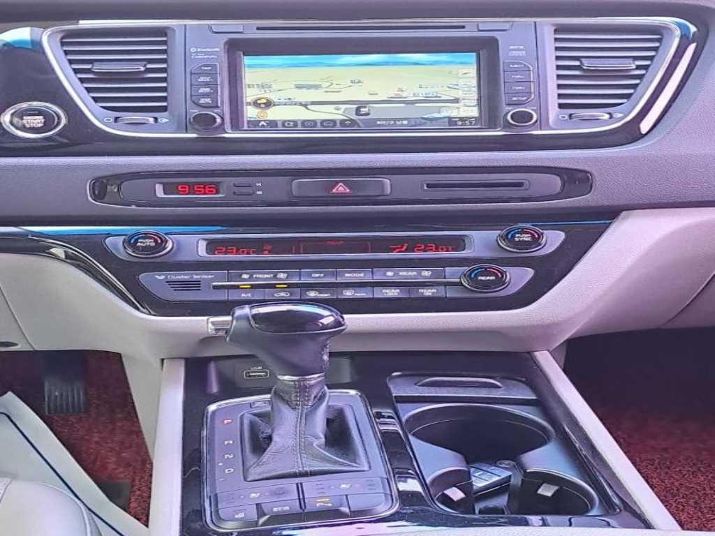KIA Carnival - Vista 7