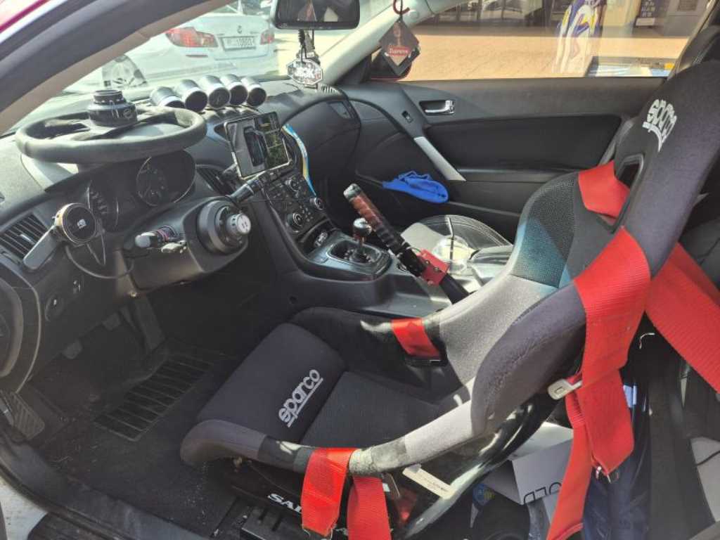 HYUNDAI Genesis - Vista 6