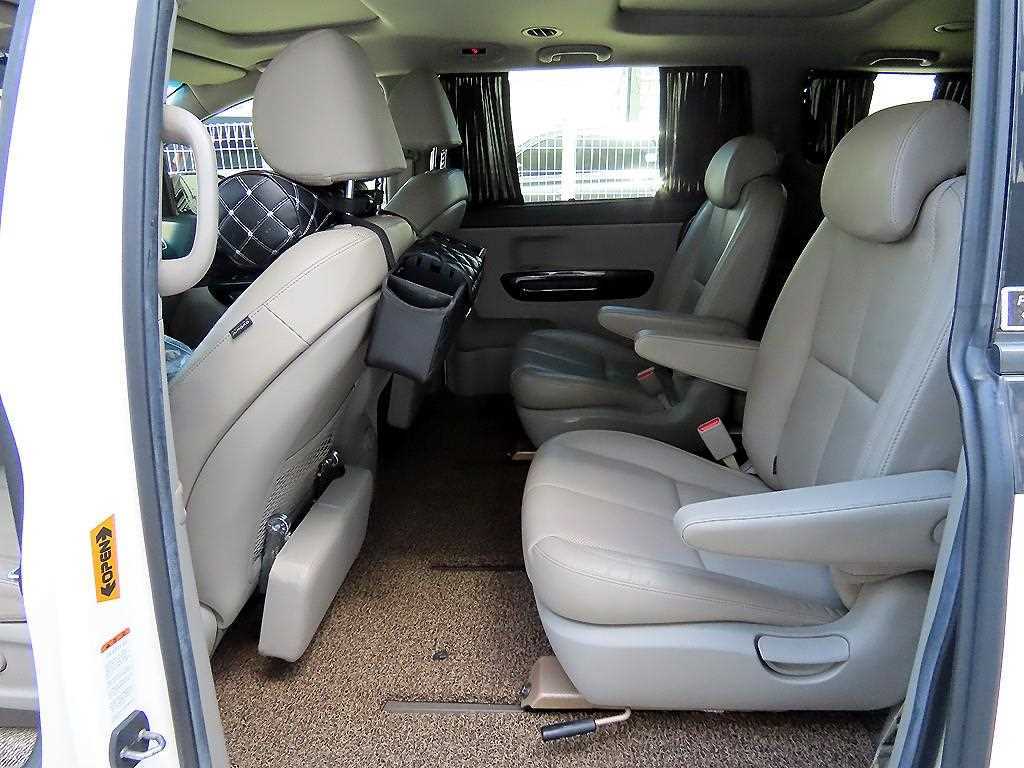 KIA Carnival - Vista 6