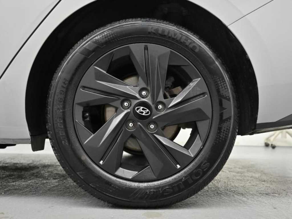 HYUNDAI Avante - Vista 5