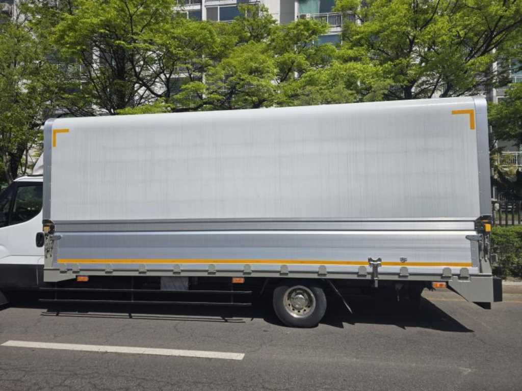 medium and large cargo truck - Vista 5