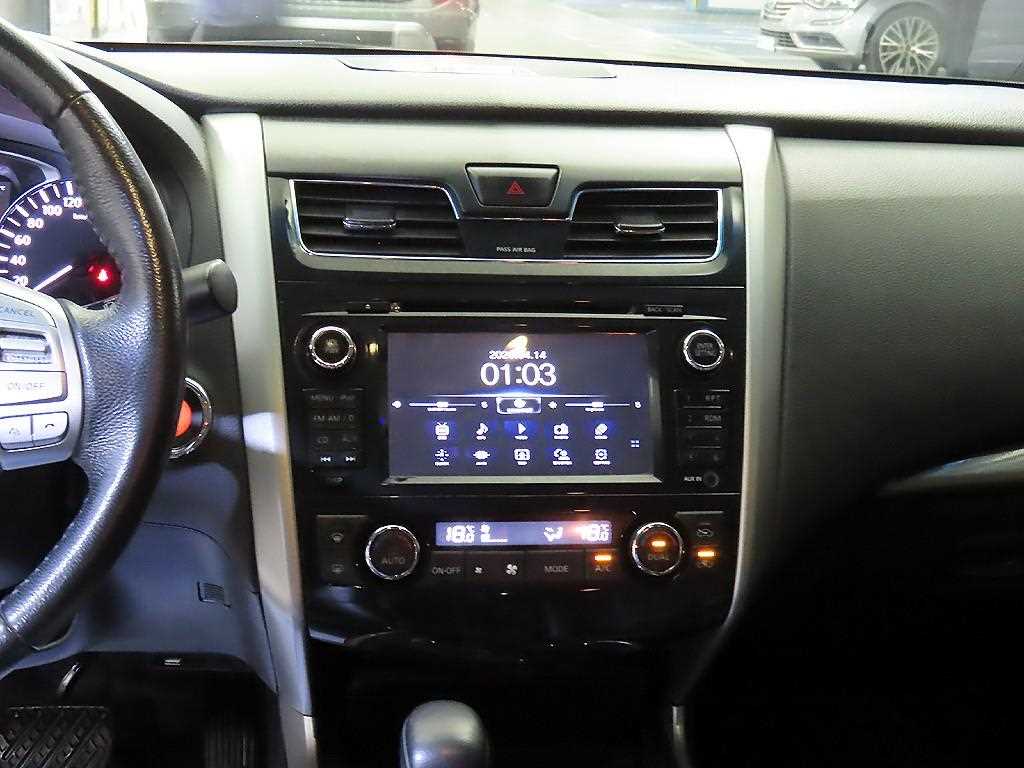 Nissan Altima - Vista 11