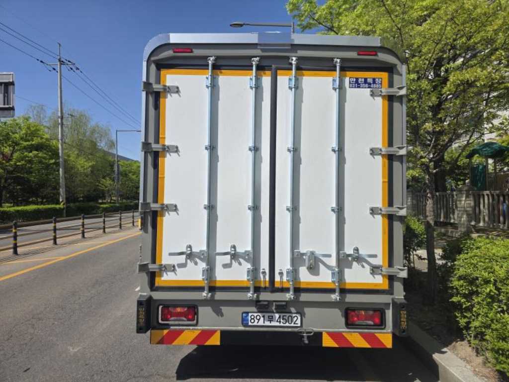 medium and large cargo truck - Vista 3
