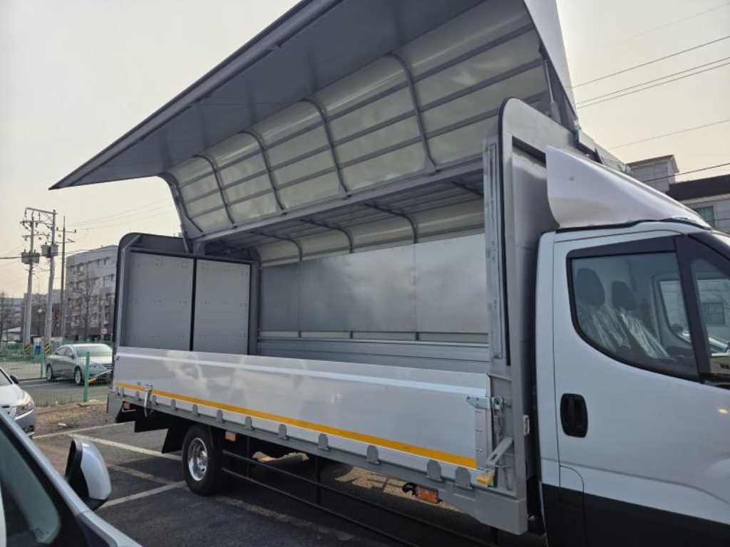 medium and large cargo truck - Vista 9