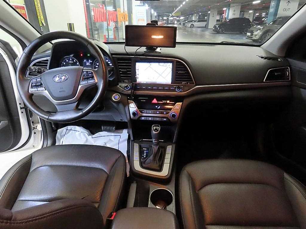 HYUNDAI Avante - Vista 10