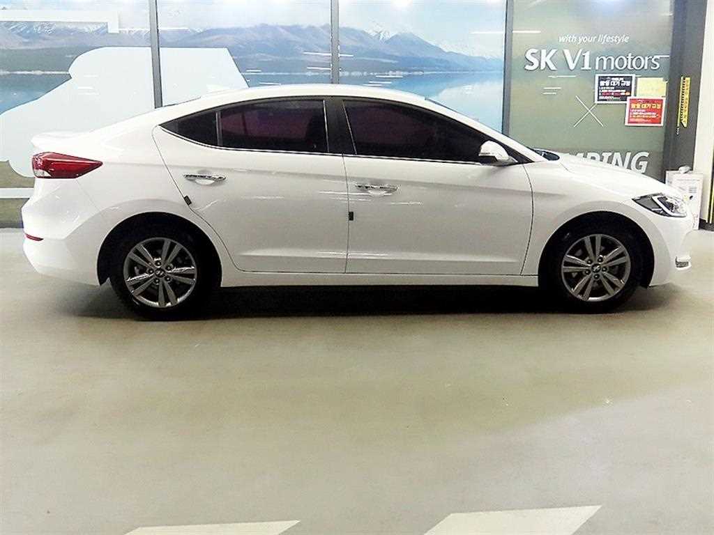 HYUNDAI Avante - Vista 3