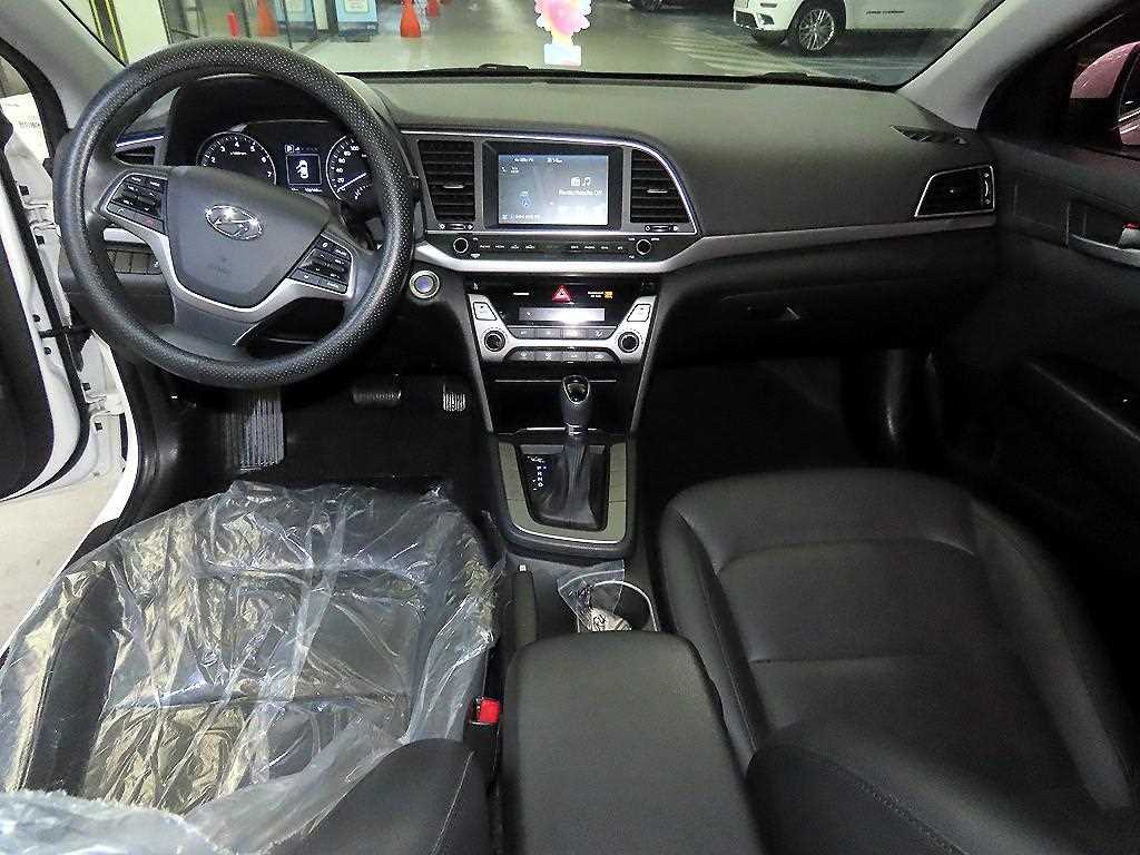HYUNDAI Avante - Vista 10