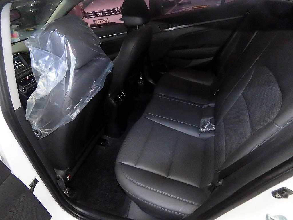 HYUNDAI Avante - Vista 7