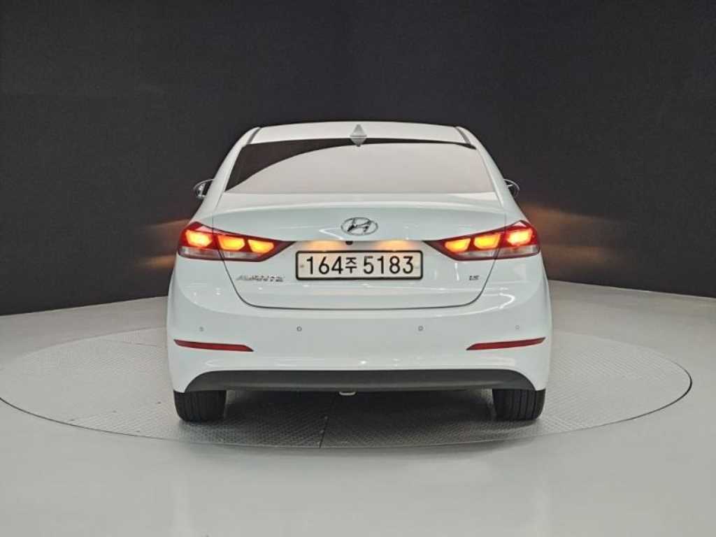 HYUNDAI Avante - Vista 3