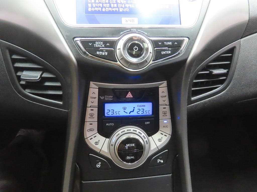 HYUNDAI Avante - Vista 12