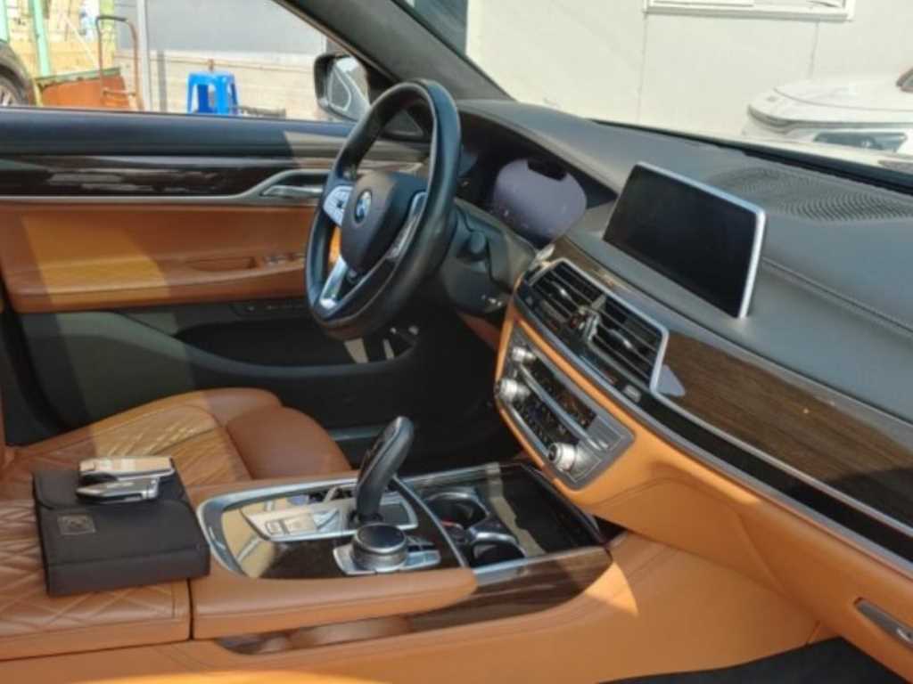 BMW 7 Series - Vista 5