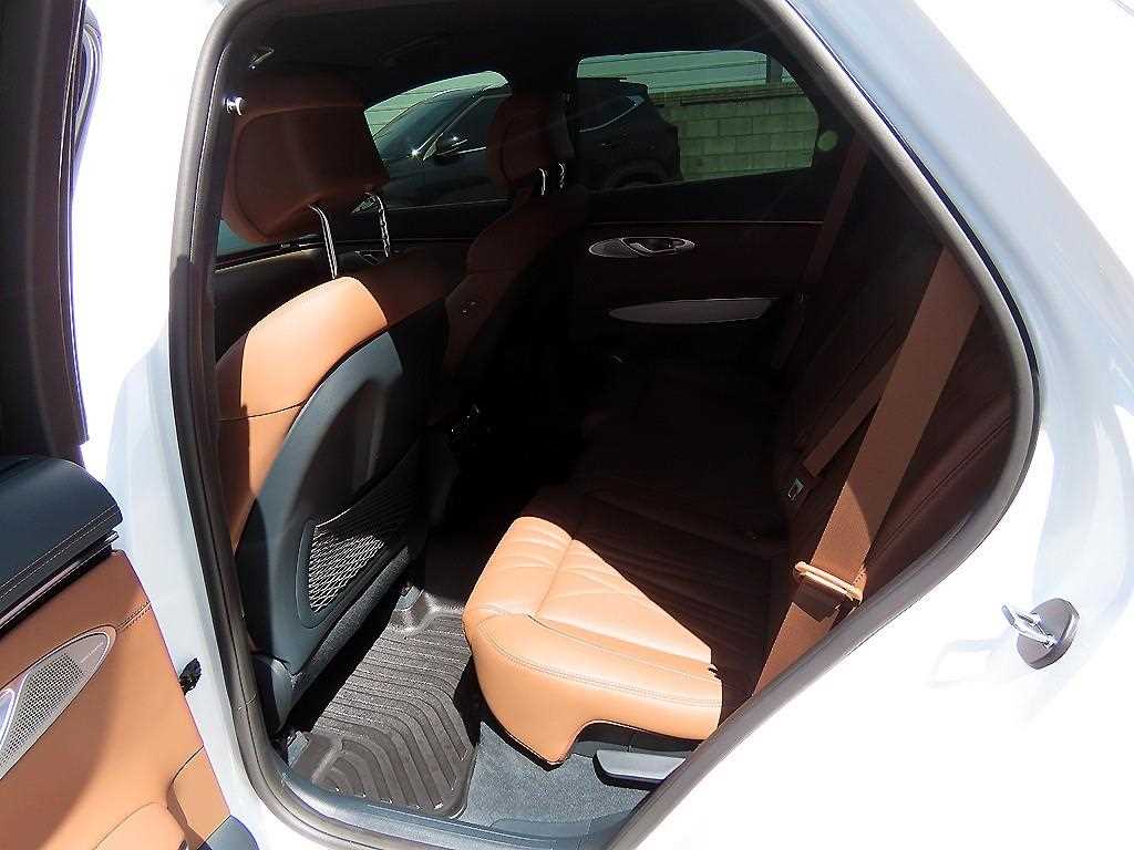 Genesis GV70 - Vista 6