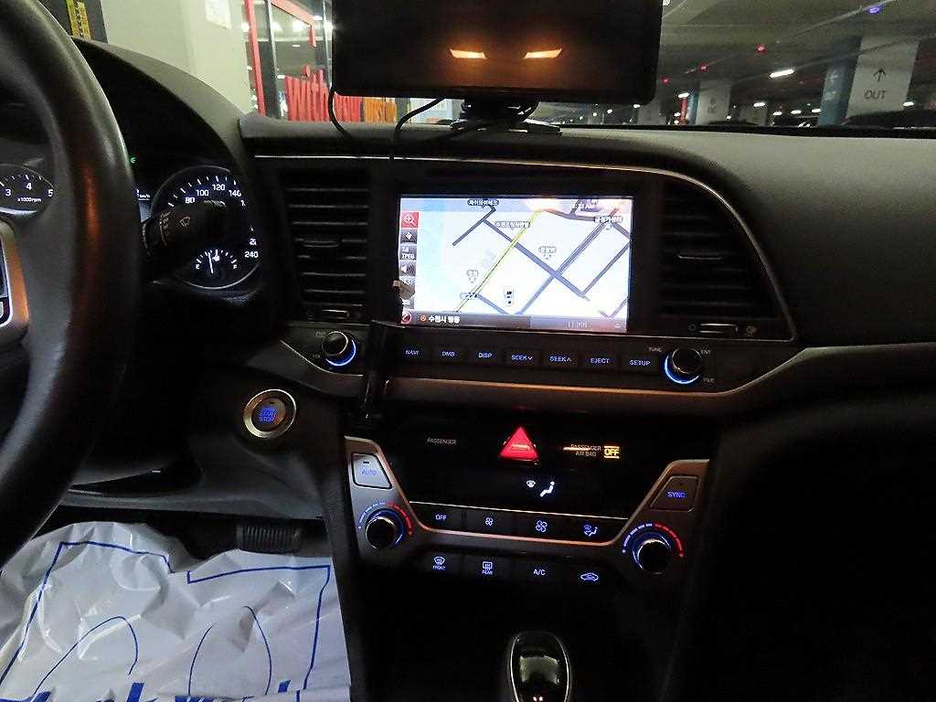 HYUNDAI Avante - Vista 11