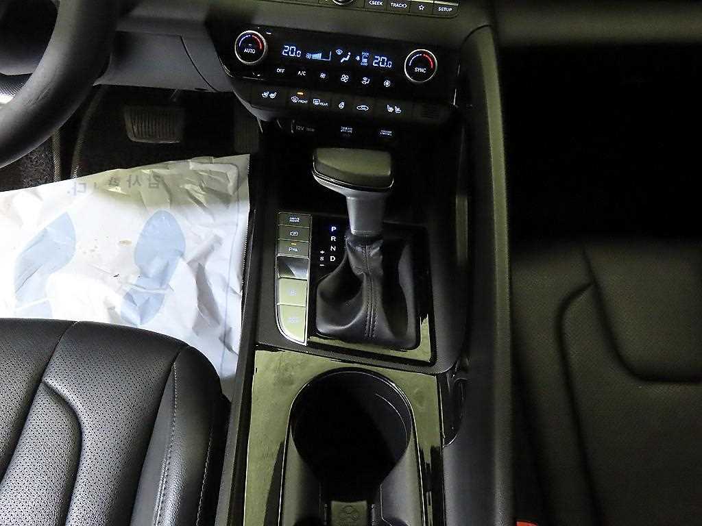 HYUNDAI Avante - Vista 12