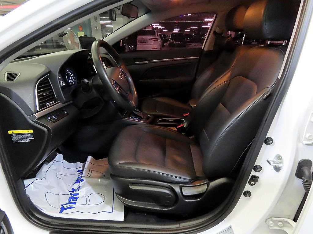 HYUNDAI Avante - Vista 6