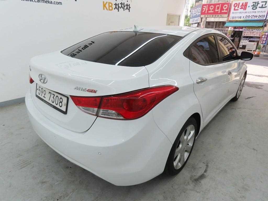 HYUNDAI Avante - Vista 3