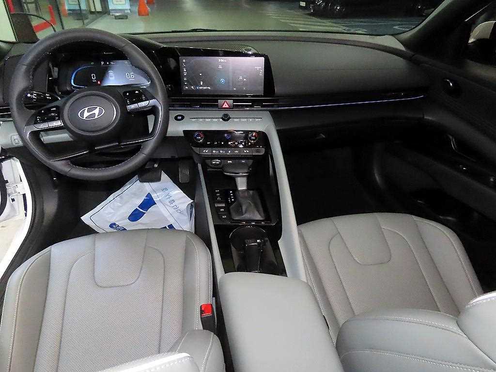 HYUNDAI Avante - Vista 10