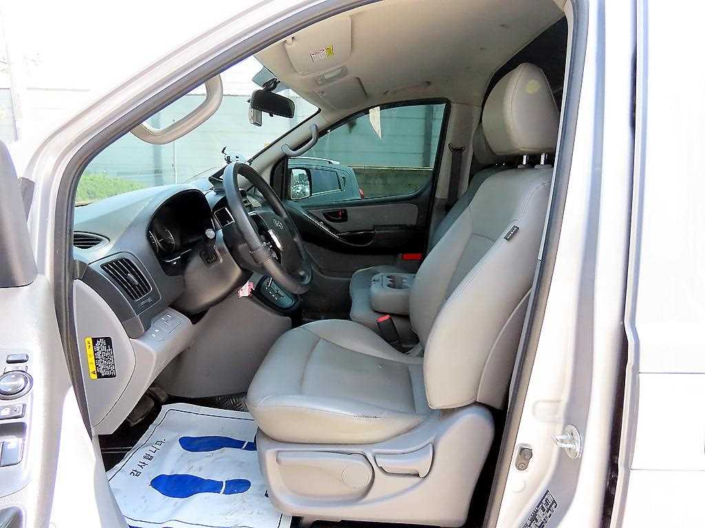 HYUNDAI Starex - Vista 5